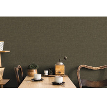 Salon avec papier peint textile, table et décoration