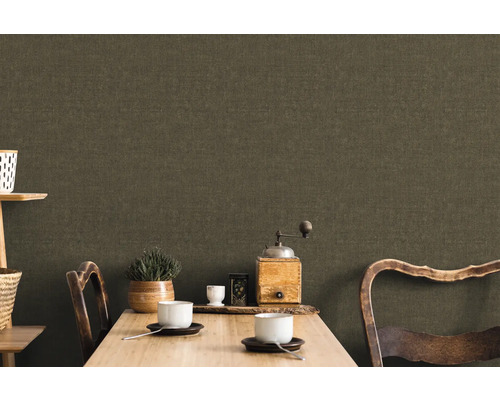 Salon avec papier peint textile, table et décoration