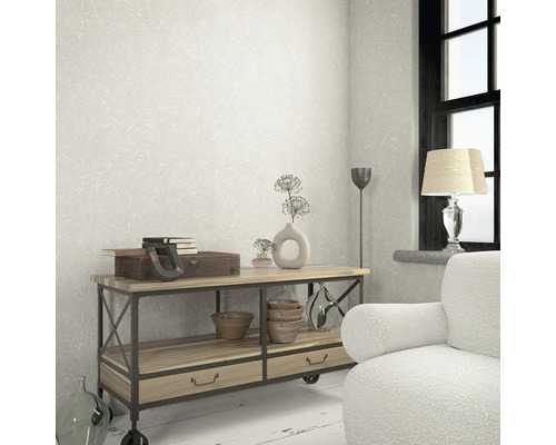 Wohnraum mit einer gemusterten Tapete, einem Beistelltisch und dekorativen Elementen.