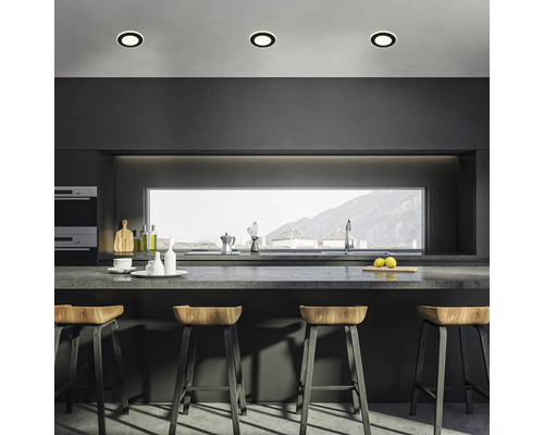 Moderne Küche mit Kochinsel, Barhockern und Deckenleuchten