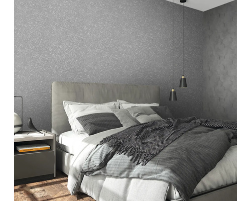 Schlafzimmer mit grauer Strukturtapete, Bett und Nachttisch