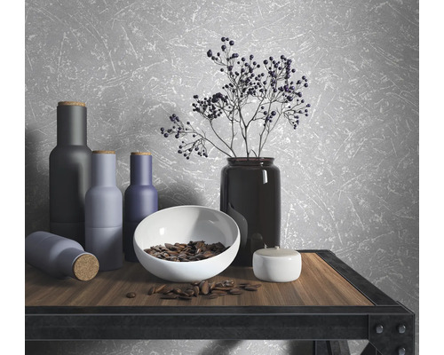 Dekorative Stilllebenanordnung mit Vasen, Schale und Ornamenten auf einem Tisch