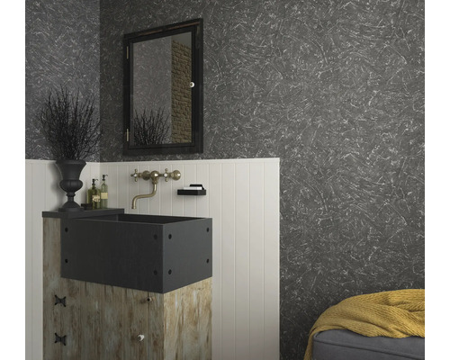 Badezimmer mit Waschbecken, Spiegel und dekorativer Tapete