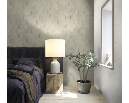 Schlafzimmer mit Bett, Lampe, Pflanze, Fenster und Wandpaneelen mit Hexagonmuster