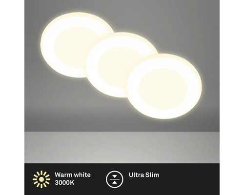 Drei runde, flache LED-Leuchten geben warmweißes Licht ab.