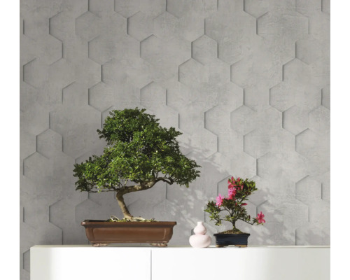 Wandgestaltung mit hexagonalen 3D-Wandpaneelen und zwei Bonsai-Bäumen auf einer weißen Kommode