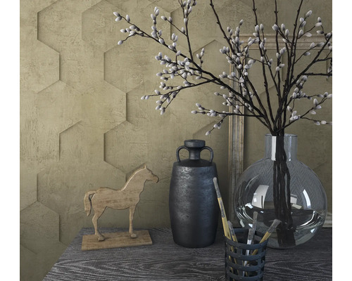 Dekorative Szene mit Holzpferd, Vasen und sechseckiger Wandgestaltung