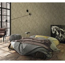 Chambre à coucher avec lit, applique murale et décoration murale à motifs hexagonaux