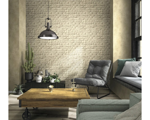 Wohnzimmer mit Backstein Tapete, Sessel, Couchtisch und Dekoration