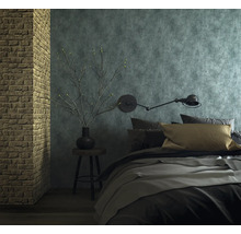 Chambre avec lit, applique murale et décoration