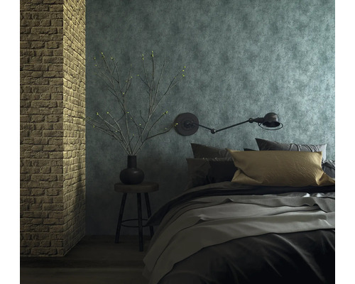 Schlafzimmer mit Bett, Wandlampe und Dekoration