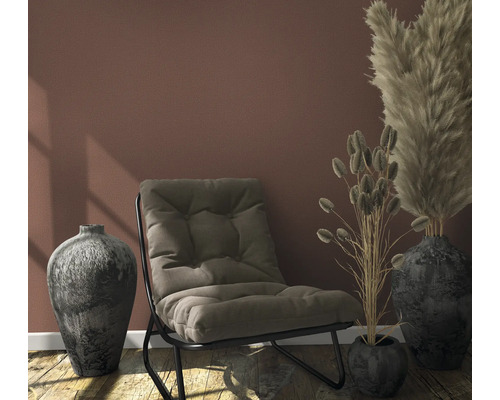 Pièce avec fauteuil, vases décoratifs et graminées ornementales pour une ambiance chaleureuse