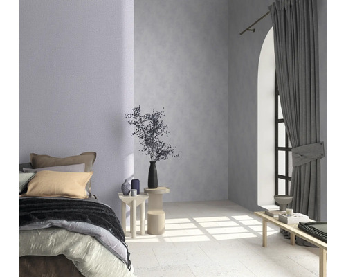 Schlafzimmer mit Bett, Beistelltischen, Dekoration und Fenster mit Vorhang für eine helle und freundliche Atmosphäre.