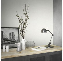 Objets de décoration sur une armoire, dont une lampe, un vase et une image