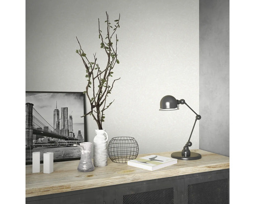 Objets de décoration sur une armoire, dont une lampe, un vase et une image