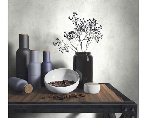 Dekorative Anordnung mit Vasen, Schale und Beeren auf einem Tisch