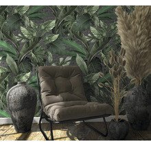 Intérieur décoratif avec fauteuil, vases et papier peint botanique en briques