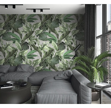 Salon avec canapé gris et papier peint à motifs de feuilles