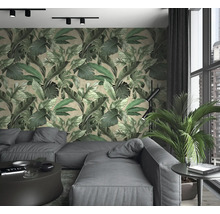 Salon avec canapé gris et papier peint mural à motif de feuilles tropicales