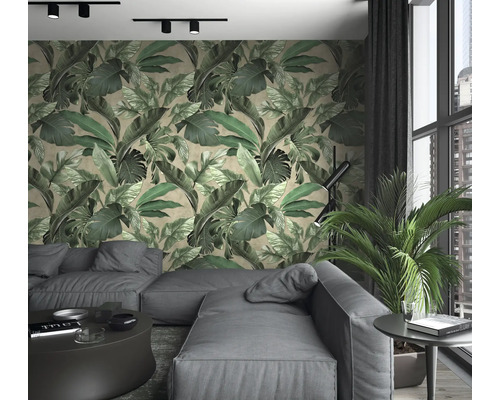 Salon avec canapé gris et papier peint mural à motif de feuilles tropicales