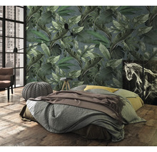 Chambre avec papier peint à motifs, lit et décoration