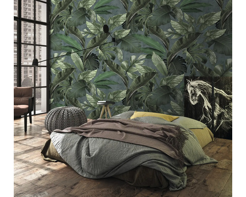 Chambre avec papier peint à motifs, lit et décoration