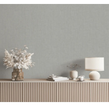 Dekoratives Interieur mit grauer Textiltapete als Wandgestaltung.