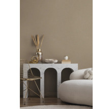 Helles Wohnzimmer mit einem Marmortisch, einem goldenen Stuhl, einer Couch und Dekorationsgegenständen