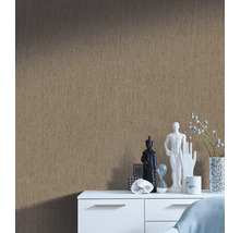 Dekorative Tapete mit abstrakter Textur auf einer Wand über einem weißen Schrank.