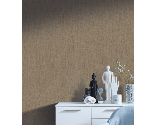 Dekorative Tapete mit abstrakter Textur auf einer Wand über einem weißen Schrank.