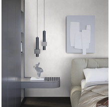 Schlafzimmer mit Bett, Wandkunst und zwei Pendelleuchten