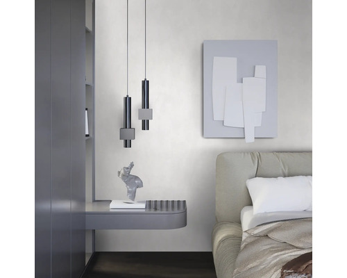 Schlafzimmer mit Bett, Wandkunst und zwei Pendelleuchten