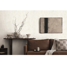 Wohnzimmer mit braunem Sofa, Konsole, Dekoration und Kunst an der Wand