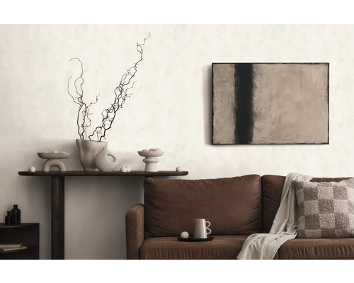 Wohnzimmer mit braunem Sofa, Konsole, Dekoration und Kunst an der Wand