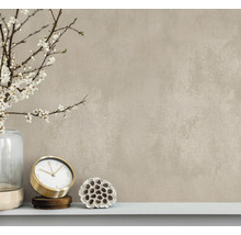 Dekorative Wandgestaltung mit Vase, Blütenzweigen, Uhr und Lotusblume