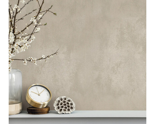 Dekorative Wandgestaltung mit Vase, Blütenzweigen, Uhr und Lotusblume