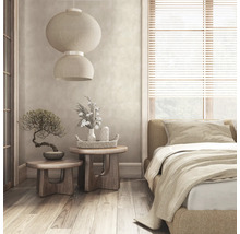 Schlafzimmer mit Bett, Nachttischen, Dekoration, Fenster mit Jalousien und Papierlampen