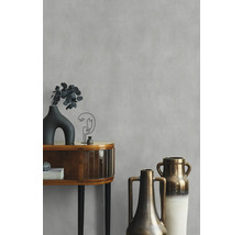 Dekorative Vasen und Beistelltisch mit Dekorationsgegenständen