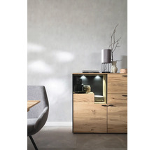 Helles Wohnzimmer mit Holzschrank, Tischlampe und Stuhl