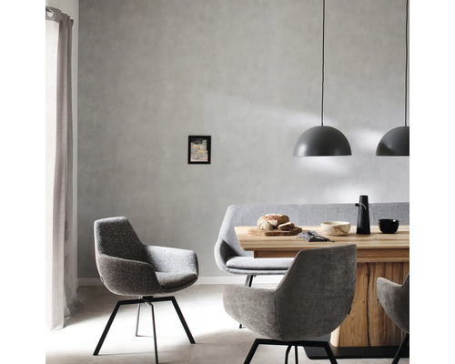 Esszimmer mit Esstisch, Stühlen und Pendelleuchten