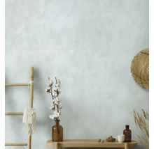 Helles Interieur mit Holzleiter, Dekorationen und Strohhut