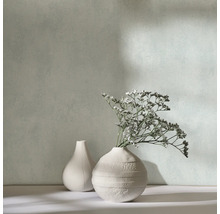 Zwei dekorative Vasen mit Trockenblumen vor einer Wand