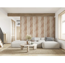 Wohnzimmer mit Sofa, Tisch und dekorativer Wandgestaltung