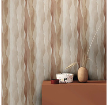 Wohnraum mit gemusterter Tapete und Dekorationsgegenständen auf einem Regal