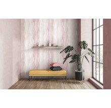 Modernes Zimmer mit gemusterter Tapete, Bank, Pflanze und Regal