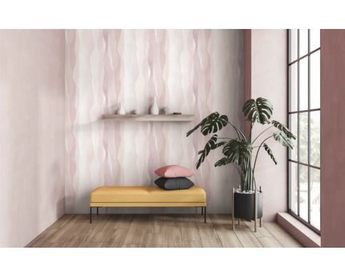 Modernes Zimmer mit gemusterter Tapete, Bank, Pflanze und Regal