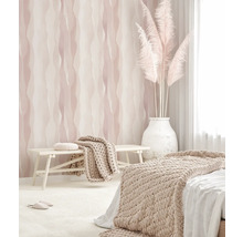 Helles Schlafzimmer mit Dekor, Bank und Tagesdecke