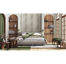 Schlafzimmer mit Bett, Holzregalen und dekorativen Elementen.