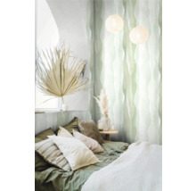 Schlafzimmer mit Bett, Kissen, Nachttisch, Dekoration und gemusterter Tapete.