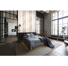 Schlafzimmer im Loft-Stil mit Bett, Tapete mit Wellenmuster und grossen Fenstern